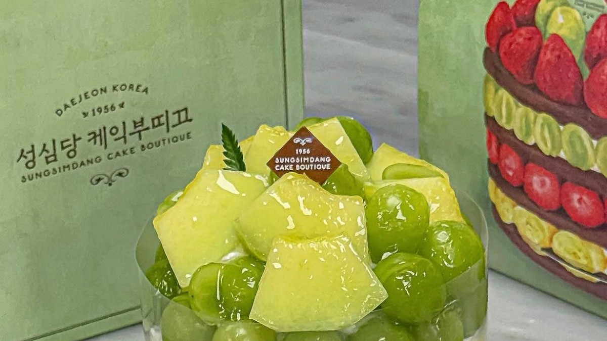 탱글탱글 싱그러운 샤인머스켓과 달콤하고 부드러운 멜론을 풍성하게 올려 완성한 샤인멜론시루. / 성심당 케익부띠끄 공식 인스타그램