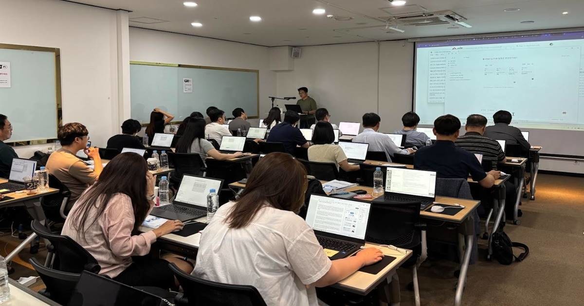 중소기업 실무자들이 실무중심 생성형 인공지능 활용 교육을 듣고 있다. / 사진제공=동서발전