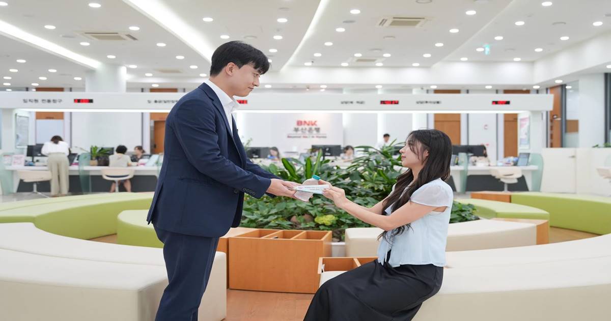 BNK금융, 폭염 속 '지역 안전망' 역할 확대…은행 영업점은 쉼터, 거리엔 생수
