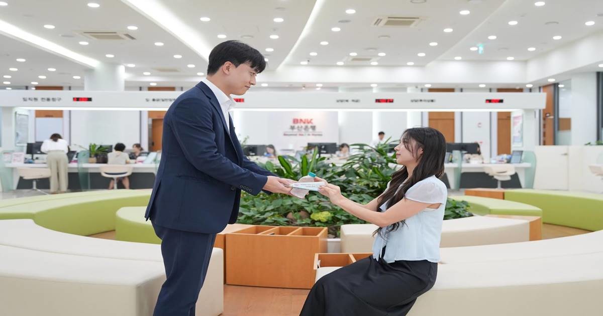 BNK금융그룹은 부산은행과 경남은행을 중심으로 지역 주민과 폭염 취약계층을 위한 다양한 지원사업을 추진하고 있다 / 사진=부산은행