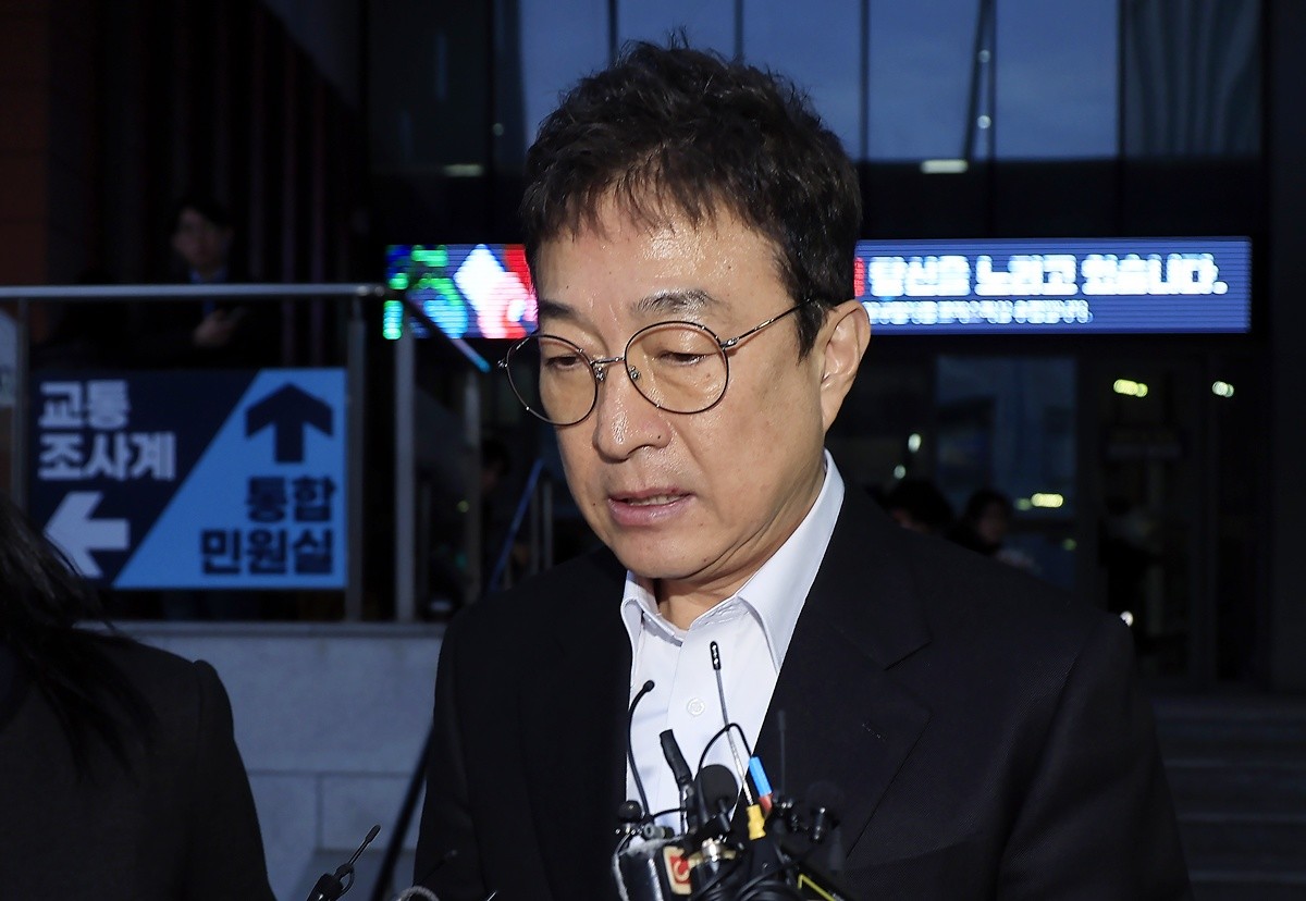 배우 이재룡이 서울 강남경찰서 교통조사계에서 피의자 신분으로 조사를 받고 나와 취재진의 질문을 받으며 대기하는 차량으로 향하고 있다. 기사 이해를 돕기 위한 자료 사진. 서울중앙지검 형사7부(조윤철 부장검사)는 이날 도로교통법상 사고 후 미조치와 음주측정 방해 혐의로 이재룡을 불구속 기소했다. 이재룡은 지난 3월 6일 오후 11시쯤 서울 강남구 지하철 7호선 청담역 인근에서 차를 몰다가 중앙분리대를 들이받고 달아난 혐의를 받고 있다. 이재룡은 사고 직후 또 다른 술자리에 참석했다가 약 3시간 뒤 지인 집에서 경찰에 붙잡혔다. 검찰은 '위드마크 공식'을 통해 이재룡이 운전 당시 혈중알코올농도를 추정한 결과 0.03% 이상이었는지 명확히 입증되지 않았다며 음주운전 혐의에 대해서는 불기소 처분했다. / 뉴스1