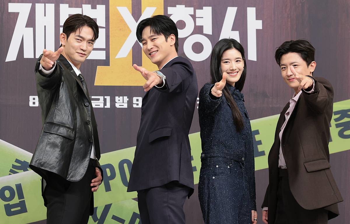 배우 강상준(왼쪽부터)과 안보현, 정은채, 김신비가 지난 4일 서울 양천구 SBS에서 열린 SBS 새 금토드라마 '재벌X형사2' 제작발표회에서 포즈를 취하고 있다. '재벌X형사2'는 수사가 막히면 재력으로 판을 뒤집는 재벌형사 진이수(안보현 분)와 새 팀장 주혜라(정은채 분)의 돈발 날리는 유쾌·상쾌·통쾌 사이다 공조 수사극이다 / 뉴스1