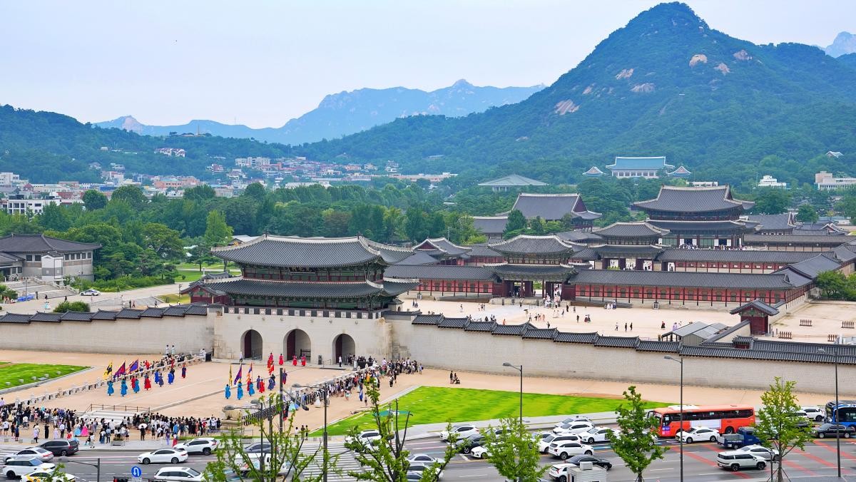 경복궁 전경. / metamorworks-Shutterstock.com