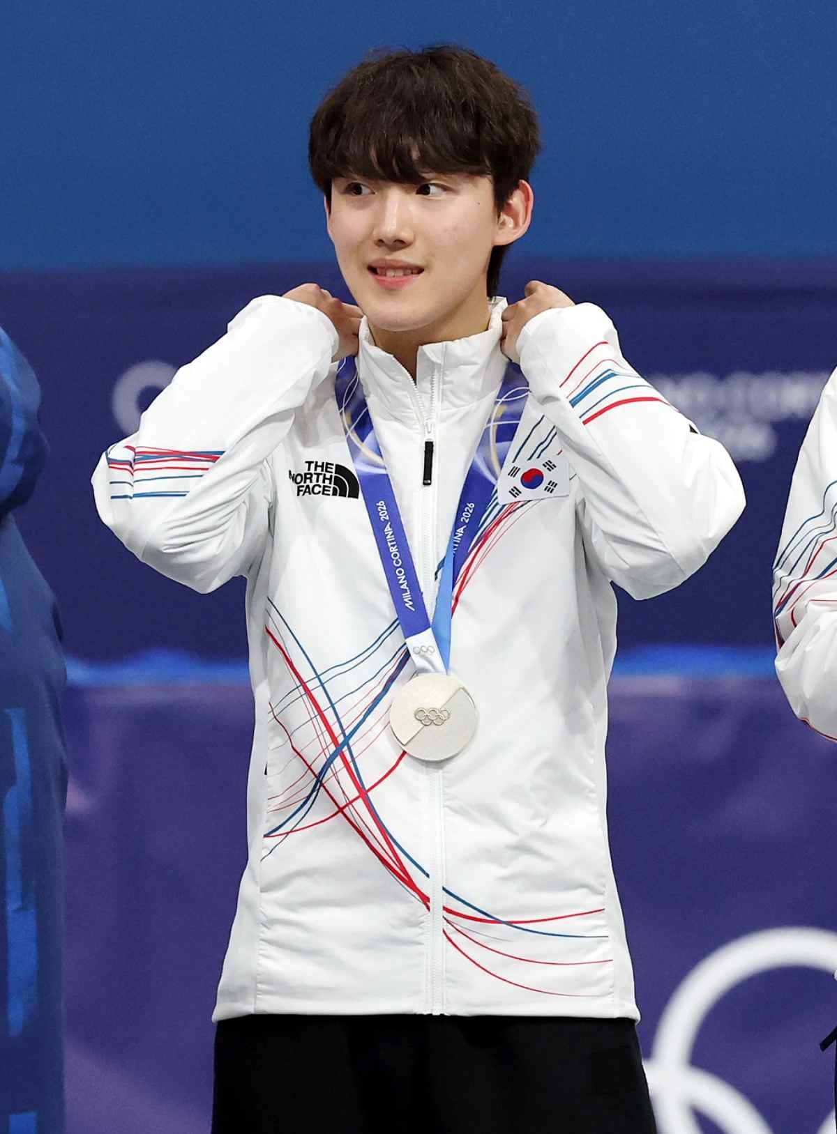 지난 2월 이탈리아 밀라노 아이스스케이팅 아레나에서 열린 2026 밀라노·코르티나담페초 동계올림픽 쇼트트랙 남자 5,000m 계주 결승에서 은메달을 획득한 임종언이 시상식에서 메달을 목에 걸고 미소를 짓고 있다. / 뉴스1