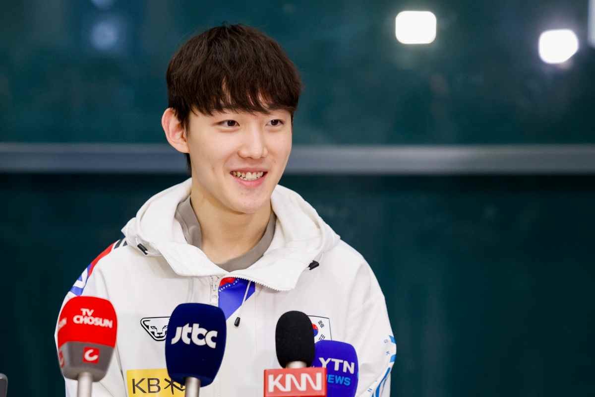 2026 ISU(국제빙상경기연맹) 쇼트트랙 세계선수권대회에서 1000m, 1500m 금메달로 생애 첫 2관왕을 달성한 임종언이 지난 3월 인천국제공항 1터미널을 통해 입국, 취재진 질문에 답하고 있다. / 뉴스1