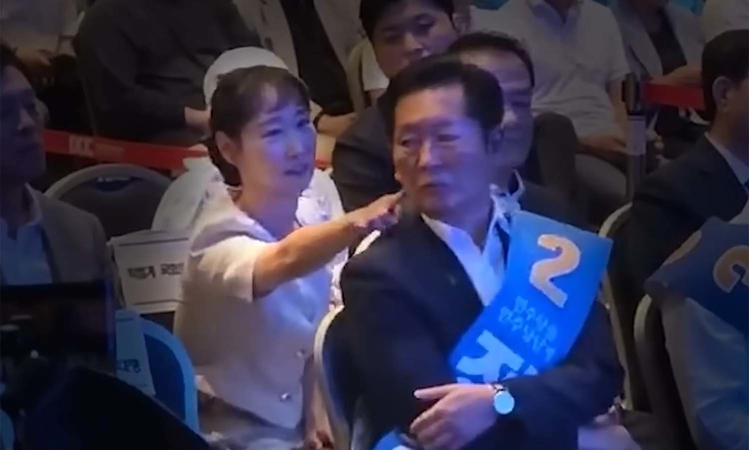 지난 1일 대전 유성구 대전컨벤션센터에서 열린 더불어민주당 8·17 전당대회 충청권 합동연설회에서 이지은 민주당 서울 마포갑 지역위원장이 정청래 당대표 후보의 볼을 손가락으로 찌르고 있다. / '김용민TV' 유튜브 채널