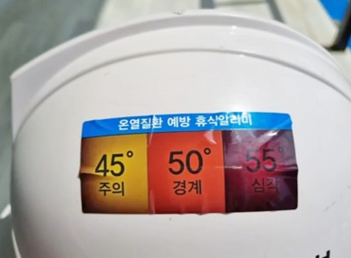 건설 현장 근로자 안전모에 '폭염 휴식 알리미 스티커'를 부착한 모습. '폭염 휴식 알리미 스티커'는 주로 현장 근로자의 안전모나 농민의 작업모, 작업복처럼 햇볕과 주변 열기에 직접 노출되는 곳에 부착한다. 일반적인 온도계처럼 숫자를 읽을 필요 없이 스티커의 색과 표시 문구만 살펴보면 위험 정도를 직관적으로 파악할 수 있는 특징이다. / 유튜브 '썸머세이프'