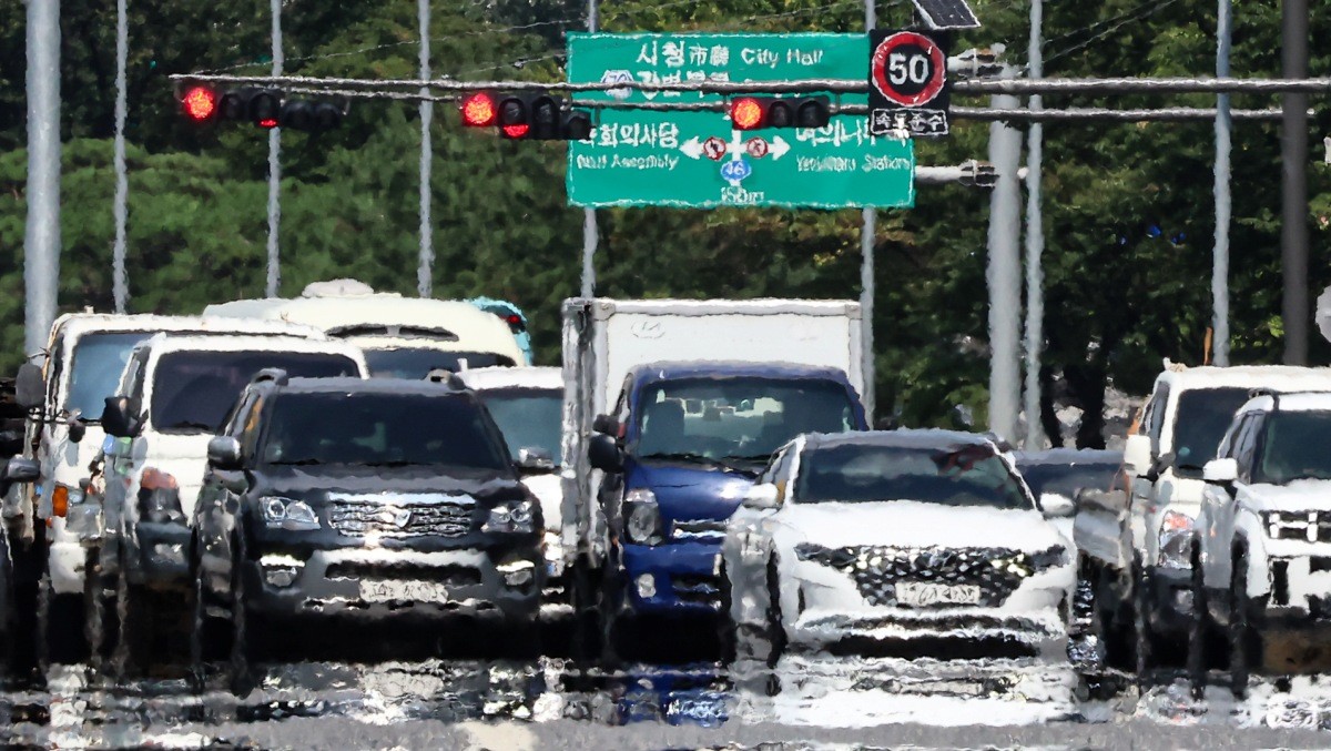 연일 폭염이 이어지고 있는 5일 서울 영등포구 여의대로에 아지랑이가 피어오르고 있다. / 뉴스1