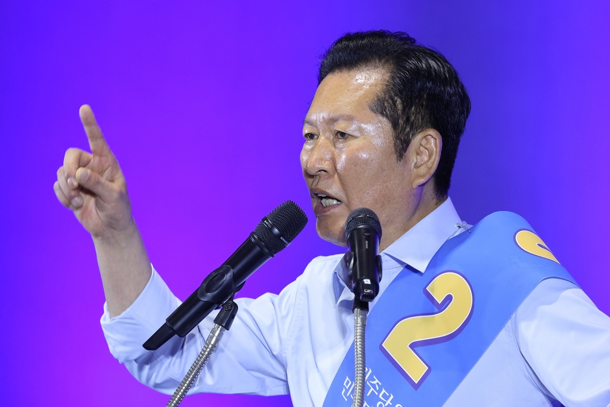 더불어민주당 당권 주자인 정청래 후보가 울산 울주군 울산전시컨벤션센터에서 열린 당대표·최고위원 합동연설회에서 정견 발표를 하고 있다. 기사 이해를 돕기 위한 자료 사진. 정청래 후보는 김민석 후보가 자신을 향해 제기한 신천지 전당대회 개입 의혹에 대해 '근거를 대지 못하면 허위 신고'라고 비판했다. 정 후보는 6일 페이스북에 올린 글에서 '허위 신고는 방화범 못지않은 나쁜 사람'이라며 이렇게 지적했다. / 뉴스1