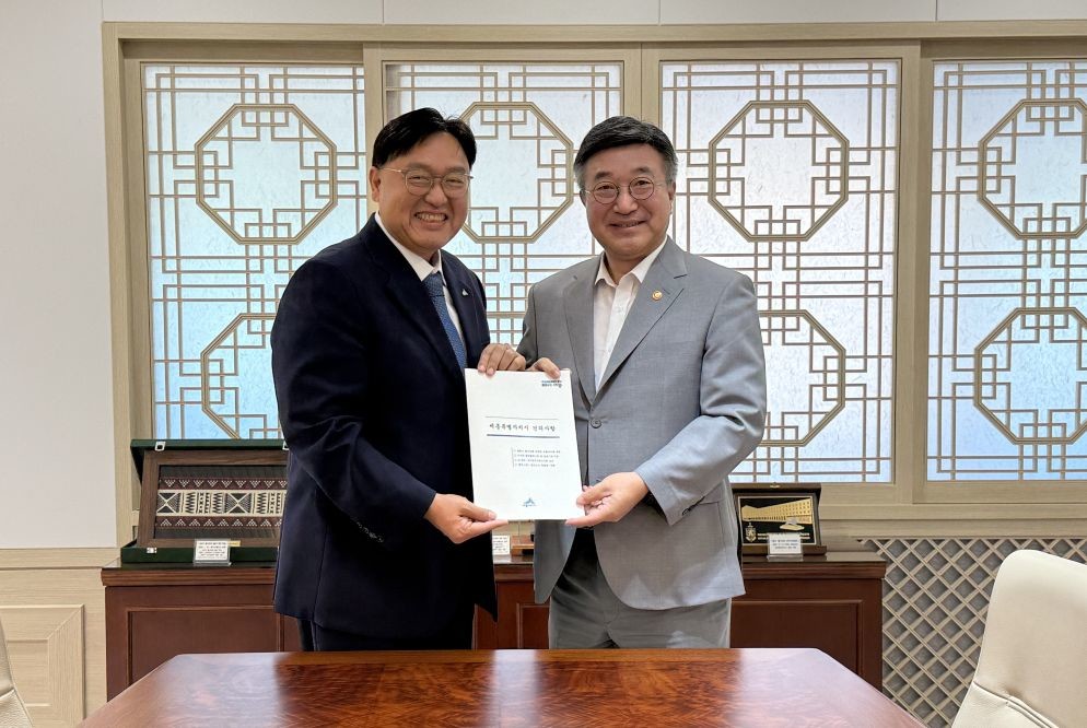왼쪽부터 조상호 시장, 윤호중 행정안전부 장관 / 세종시