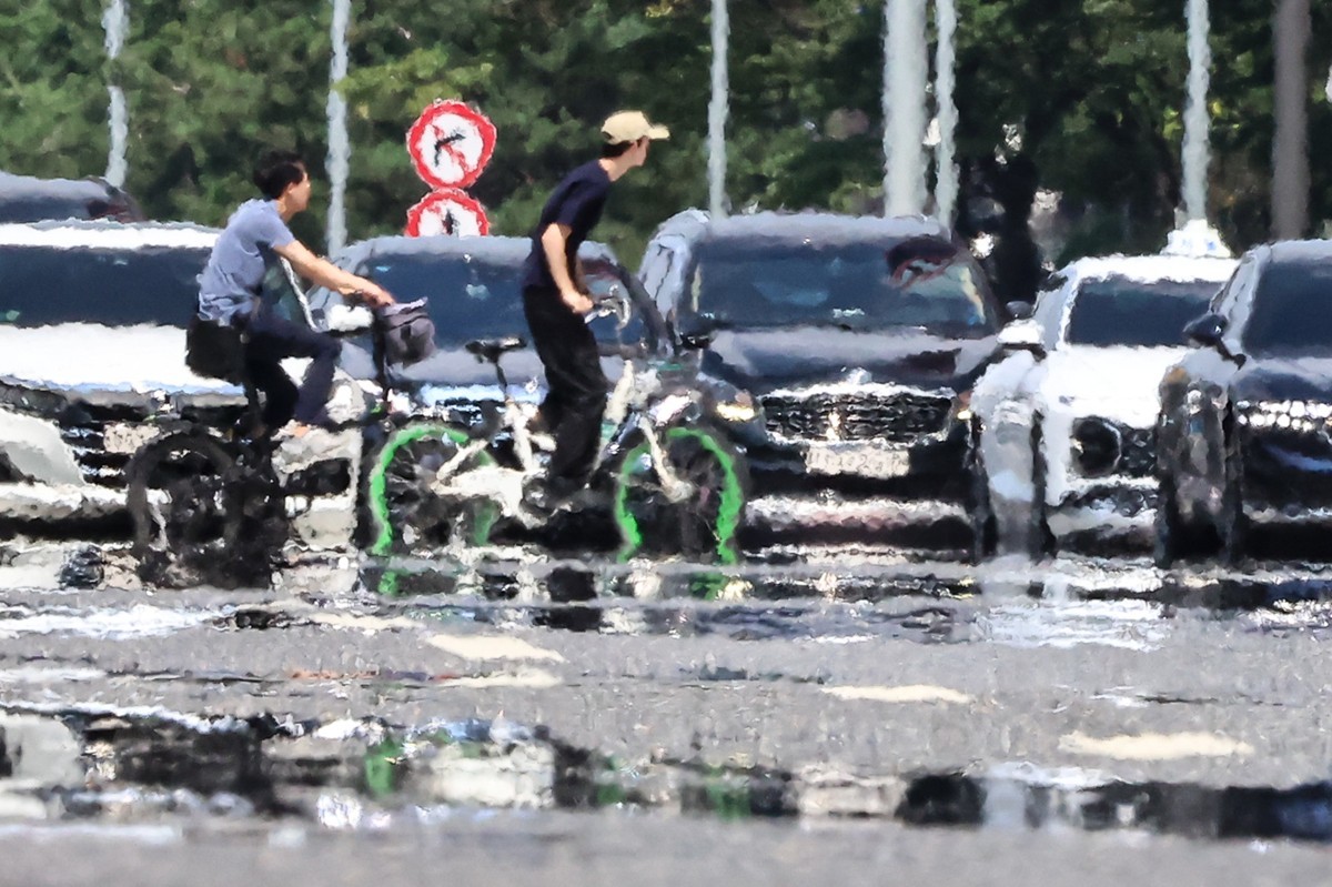 연일 폭염이 이어지고 있는 가운데 서울 영등포구 여의대로에 아지랑이가 피어오르고 있다. 기사 이해를 돕기 위한 자료 사진. 극한 폭염이 금요일인 7일 절정으로 치닫는 뒤 이번 주말부턴 한풀 수그러들 것으로 전망된다. 다만 다음 주에도 한낮 체감온도가 35도 안팎까지 오르는 등 무더위는 이어지겠다. 이런 가운데 제13호 태풍 '돌핀'이 폭염에 어떤 영향을 줄지 관심이 모이고 있다. / 뉴스1