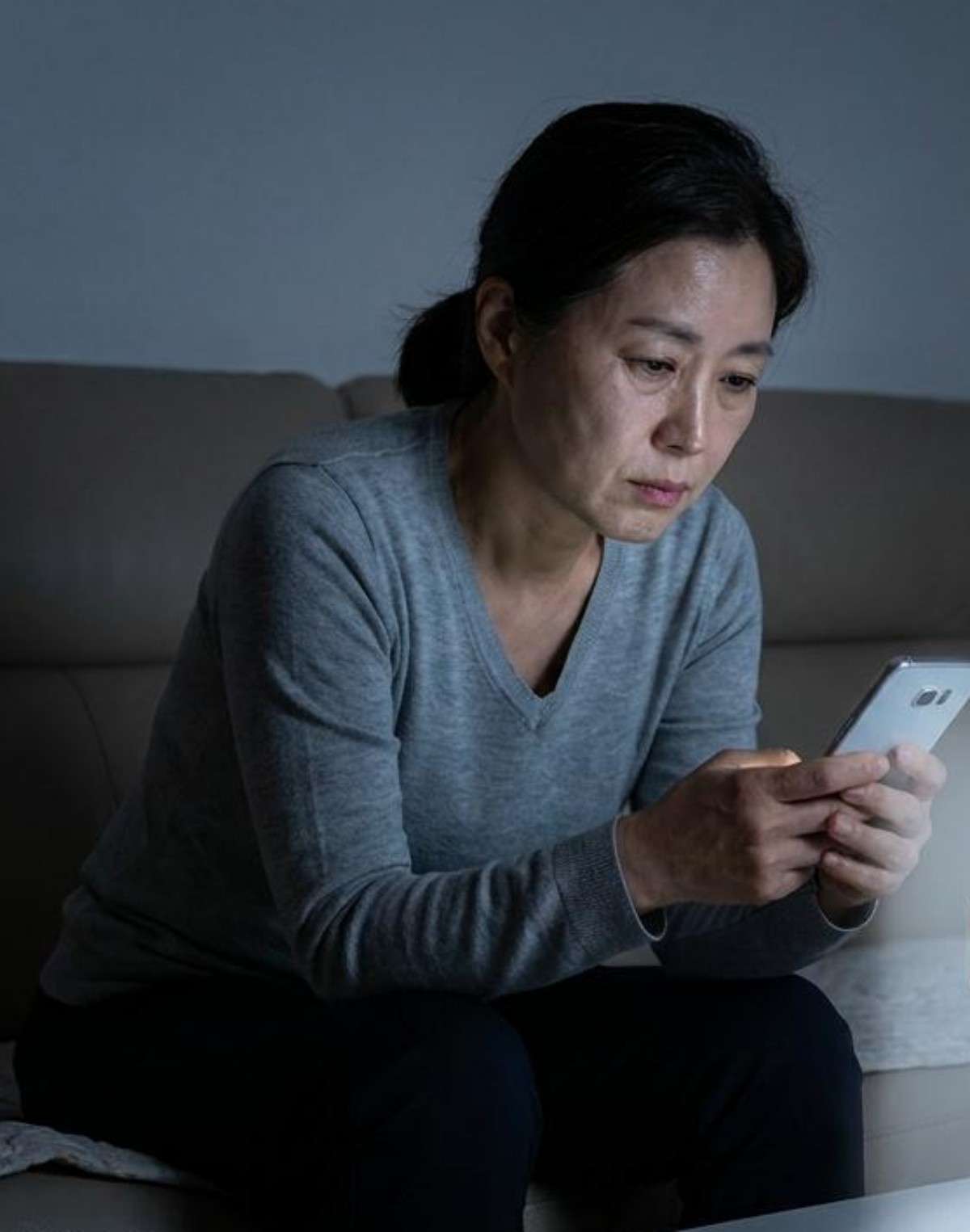 타인의 화려한 일상을 보며 상대적 박탈감을 느끼고 허탈해하는 중년의 모습. 자존감이 없는 상태. 기사 내용 토대로 AI툴 활용해 제작한 자료사진.