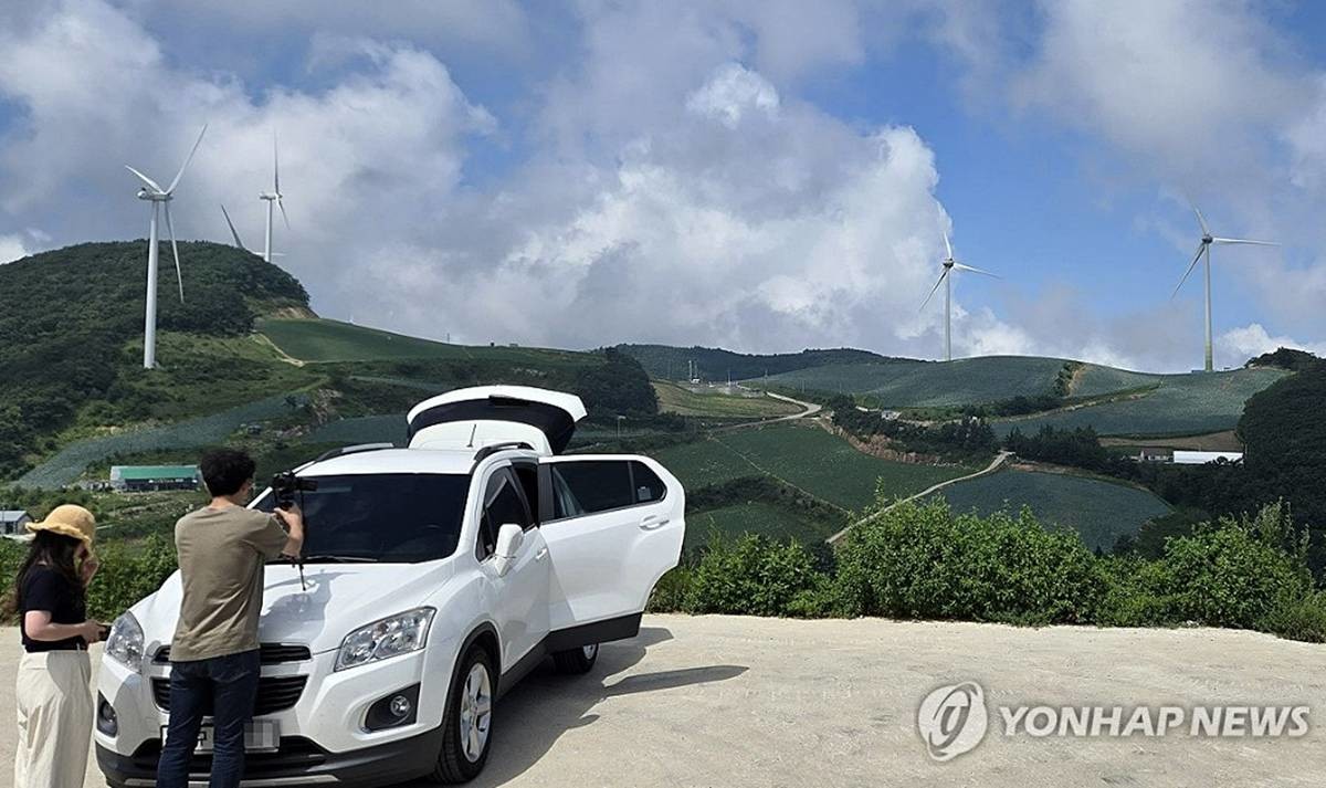 무더위가 기승을 부린 6일 국내 최대 고랭지 채소단지인 강원 강릉시 왕산면 대기리 일명 안반데기(평균 해발 1천100m)를 찾은 피서객들이 사진을 찍고 있다 / 연합뉴스