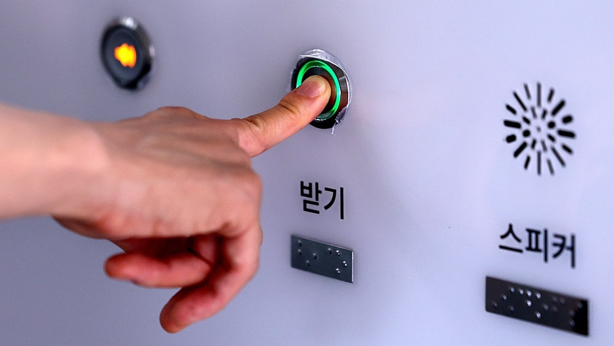 공공생리대 자동 지급기. 기사 이해를 돕기 위한 자료사진. / 뉴스1