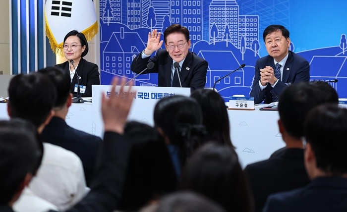 이재명 대통령이 23일 서울 여의도 KBS 별관에서 열린 부동산정책 국민 대토론회에서 참석자들의 의견을 묻고 있다. 2026.7.23/뉴스1