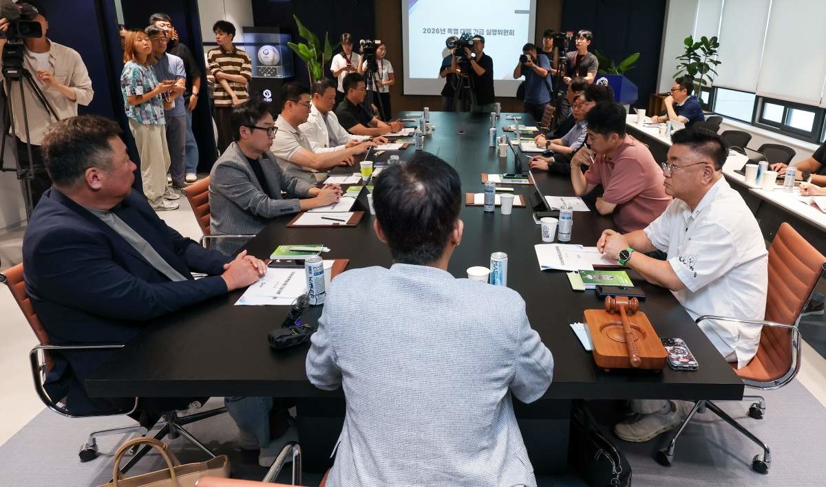 박근찬 KBO 사무총장이 6일 오후 서울 강남구 KBO에서 열린 2026년 폭염 대응 긴급 실행위원회를 주재하고 있다. / 뉴스1