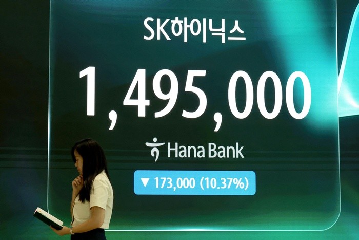 코스피가 4% 넘게 급락 마감한 6일 오후 서울 중구 하나은행 딜링룸에 SK하이닉스 주가가 표시되고 있다. 2026.8.6/뉴스1
