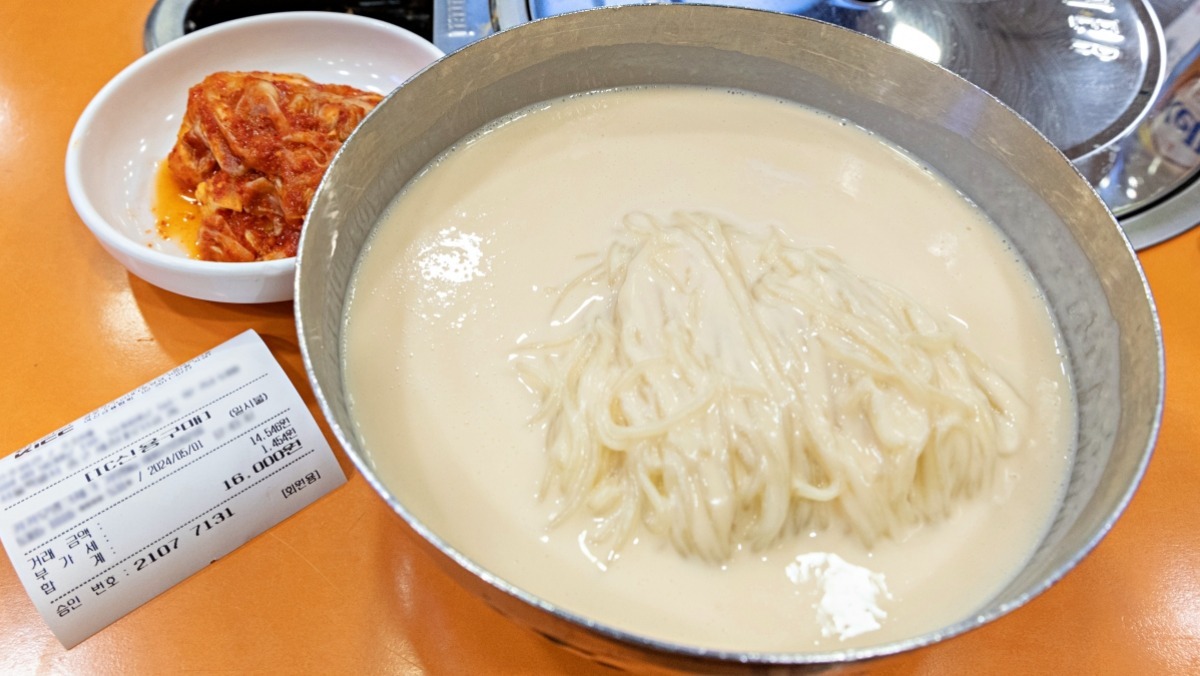 여름철 콩국수, 설탕 쳐서 먹을까? 소금 쳐서 먹을까?