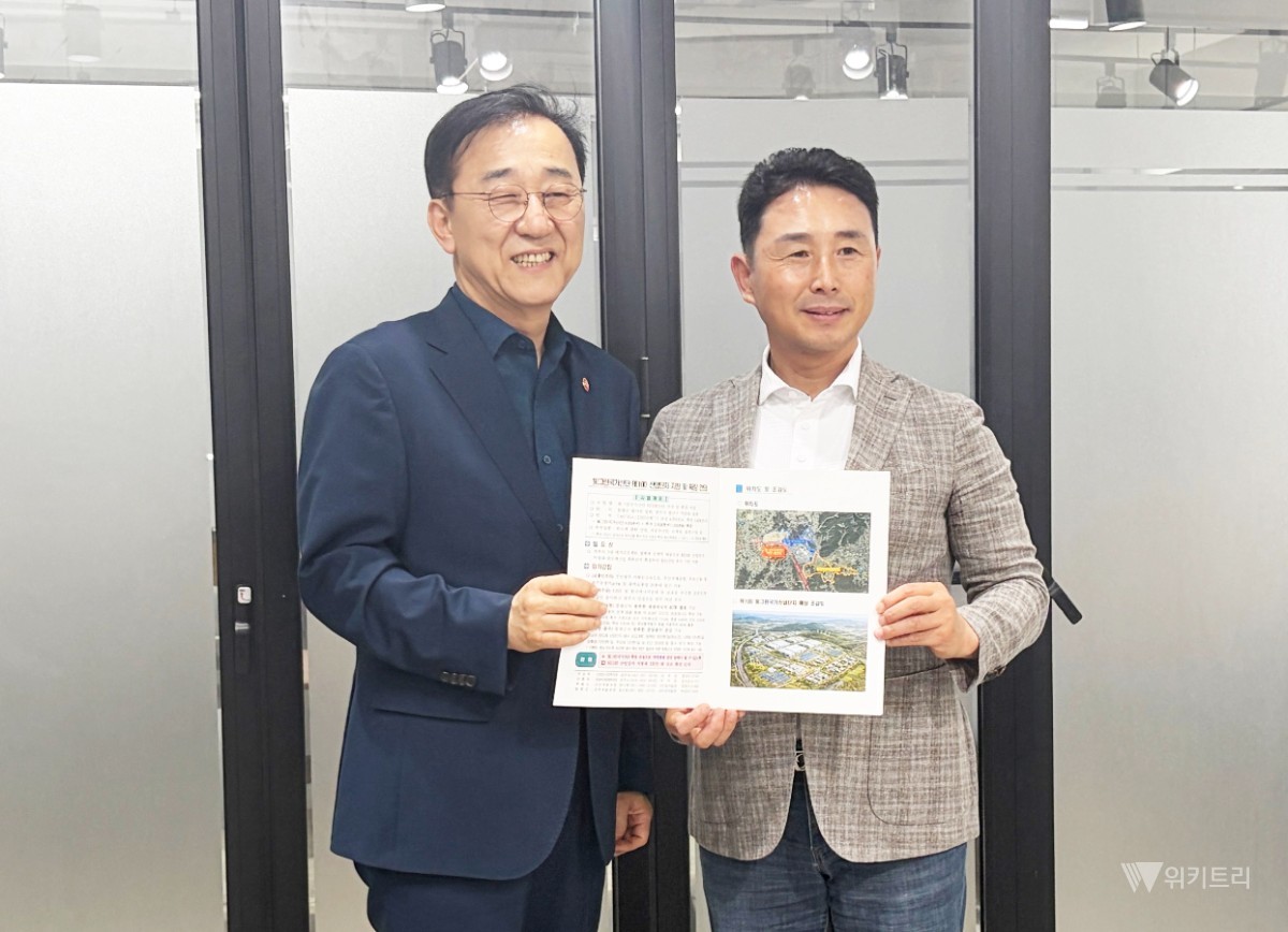 이남오 함평군수(오른쪽)가 지난 5일 전북특별자치도 전주시에서 김윤덕 국토교통부 장관과 만나 지역 발전을 위한 핵심 현안 사업을 설명하고 정부 차원의 적극적인 지원을 요청했다. / 함평군