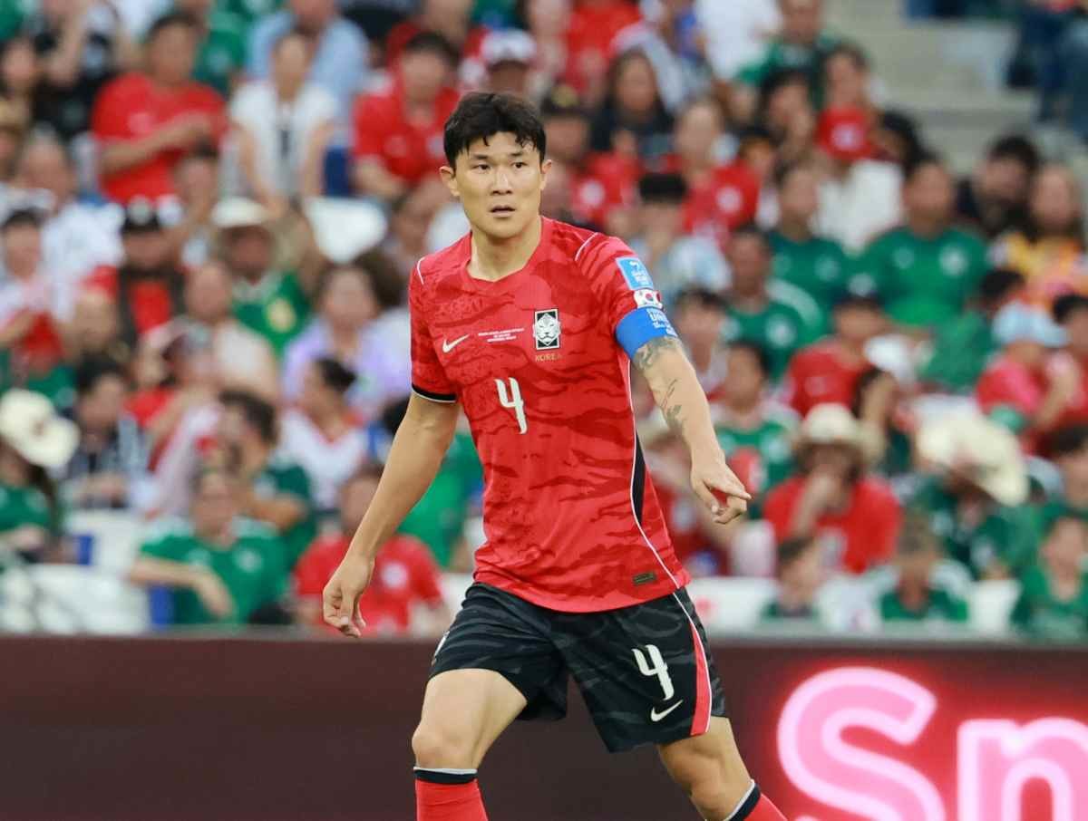 대한민국 축구국가대표팀 김민재가 지난 6월 24일(현지시간) 멕시코 몬테레이 스타디움에서 열린 2026 북중미 월드컵 A조 조별리그 3차전 대한민국과 남아프리카 공화국의 경기에서 빌드업을 위해 패스할 곳을 찾고 있다. / 뉴스1