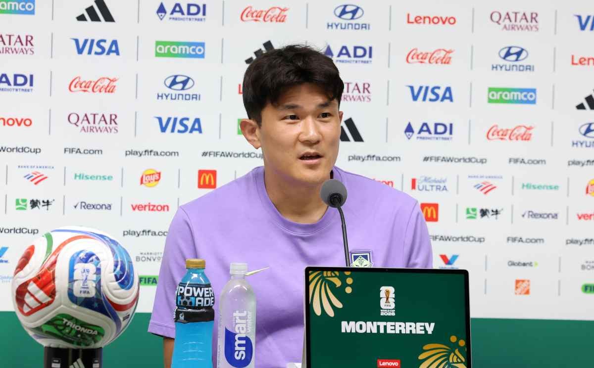 대한민국 축구대표팀 김민재가 지난 6월 23일 멕시코 누에보 레온주 몬테레이 스타디움에서 열린 대한민국 공식 기자회견에서 취재진의 질문에 답하고 있다. / 뉴스1