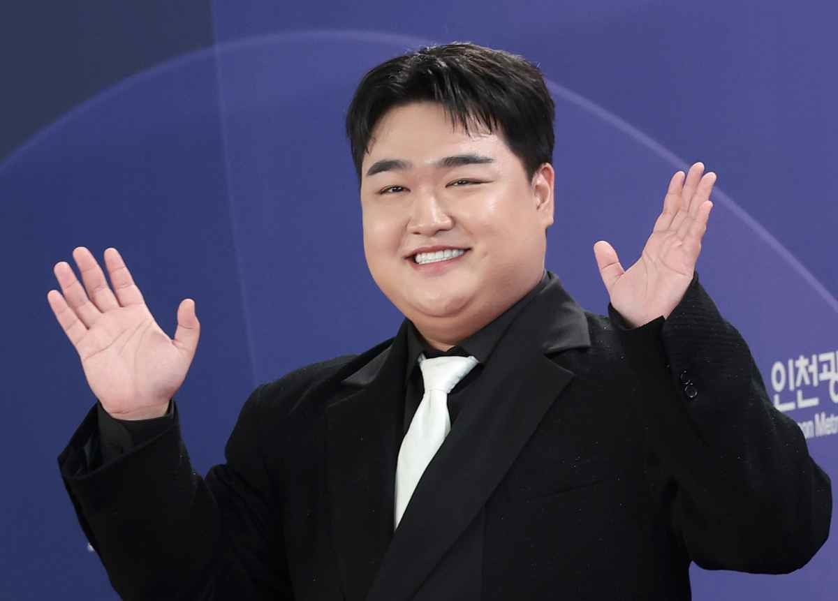배우 김규원이 지난달 31일 인천 중구 파라다이스시티에서 열린 ‘제5회 청룡시리즈어워즈’ 레드카펫 행사에 참석해 포즈를 취하고 있다. / 뉴스1