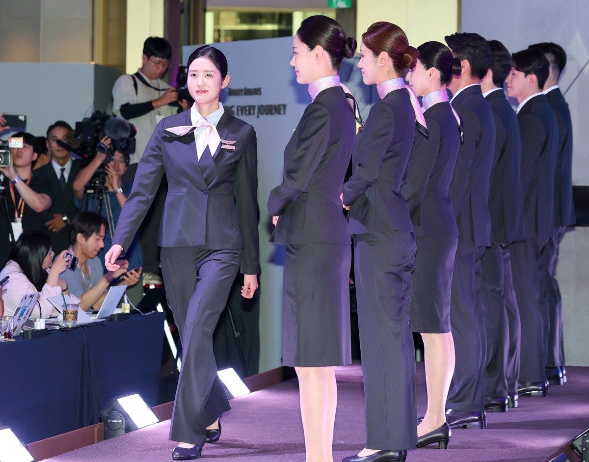 지난 6일 서울 강남구 소노펠리체 컨벤션에서 열린 '트리니티항공 브랜드 런칭 & 유니폼 런웨이 행사'에서 승무원들이 워킹을 하고 있다. / 뉴스1