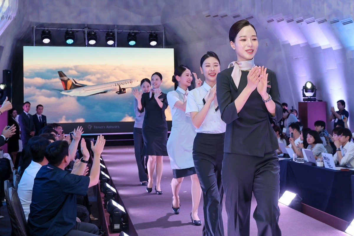 지난 6일 서울 강남구 소노펠리체 컨벤션에서 열린 '트리니티항공 브랜드 런칭 & 유니폼 런웨이 행사'에서 승무원들이 워킹을 하고 있다. / 뉴스1