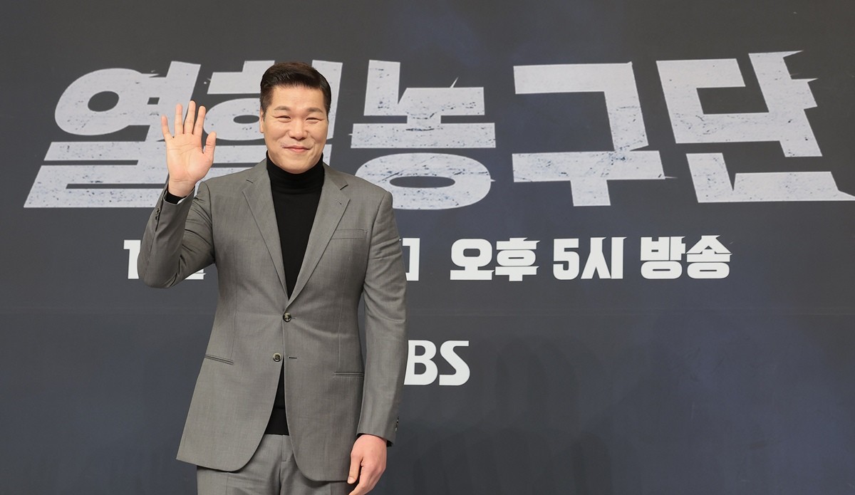 농구선수 출신 방송인 서장훈이 서울 양천구 목동 SBS에서 열린 새 농구 예능 프로그램 '열혈농구단’ 제작발표회에 참석해 포즈를 취하고 있다. 기사 이해를 돕기 위한 자료 사진. 서장훈이 약 26년 동안 보유한 서울 양재역 인근 5층 건물이 매물로 나온 것으로 전해졌다. 해당 건물은 서장훈이 2000년 28억 1700만 원에 샀다. 당시 IMF 사태 여파 등으로 경매 시장에 싸게 나온 매물을 서장훈이 낙찰받은 것으로 전해졌다. 서장훈은 최근 해당 건물을 450억 원에 매물로 내놓은 것으로 파악됐다. / 뉴스1