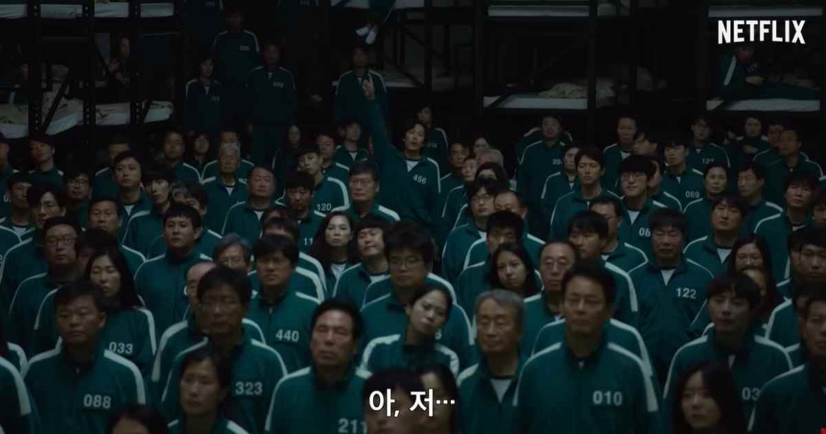 '오징어 게임' 시즌 1 속 게임 참가자들이 병정의 설명을 듣고 있는 모습 / '넷플릭스 코리아' 유튜브