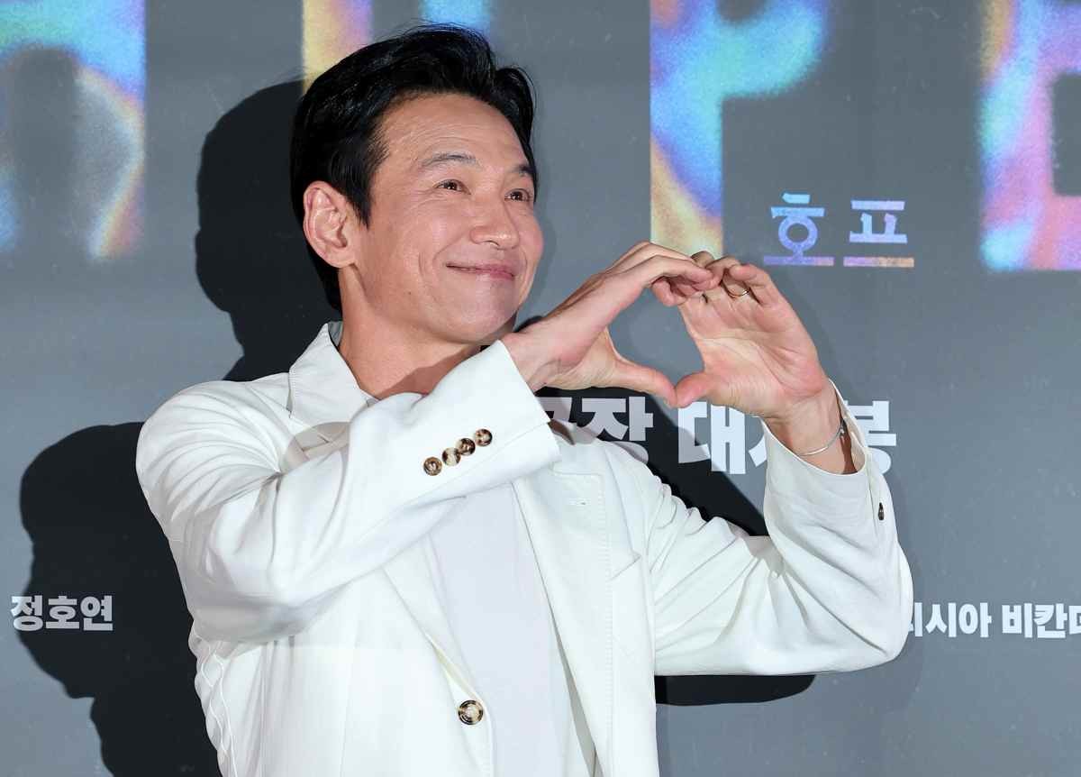배우 황정민이 지난달 6일 서울 강남구 메가박스 코엑스에서 열린 영화 '호프'(HOPE) 언론시사회에 참석해 취재진 질문에 답변하고 있다. / 뉴스1