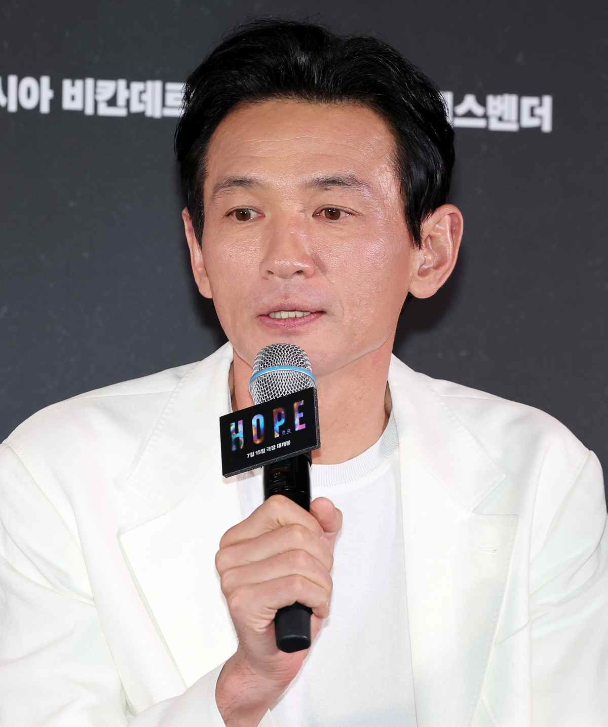 배우 황정민이 지난달 6일 서울 강남구 메가박스 코엑스에서 열린 영화 '호프'(HOPE) 언론시사회에 참석해 포즈를 취하고 있다. / 뉴스1