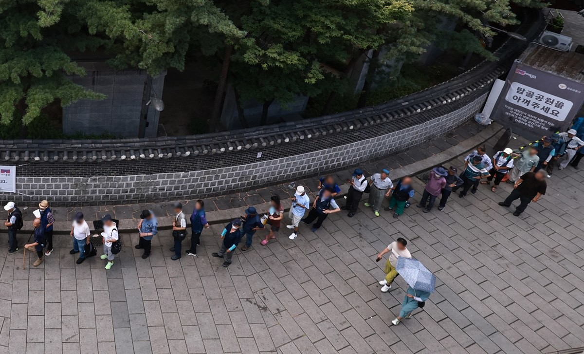 폭염중대경보가 내려진 6일 서울 종로구 탑골공원에서 노인들이 무료급식 배식을 위해 줄을 서고 있다. 기사 이해를 돕기 위한 자료 사진. 고려대 구로병원에 따르면 폭염 시기에는 높은 기온뿐만 아니라 습도와 오존, 미세먼지 등 여러 환경 요인이 함께 호흡기에 부담을 준다. 더운 공기가 기도를 자극하면 기침이 나거나 기관지가 수축할 수 있고 기도 안의 염증 반응도 커질 수 있다. 특히 천식이나 만성폐쇄성폐질환처럼 기도가 예민하거나 폐 기능이 떨어진 환자는 증상이 더 쉽게 악화할 수 있어 주의가 필요하다.      / 뉴스1