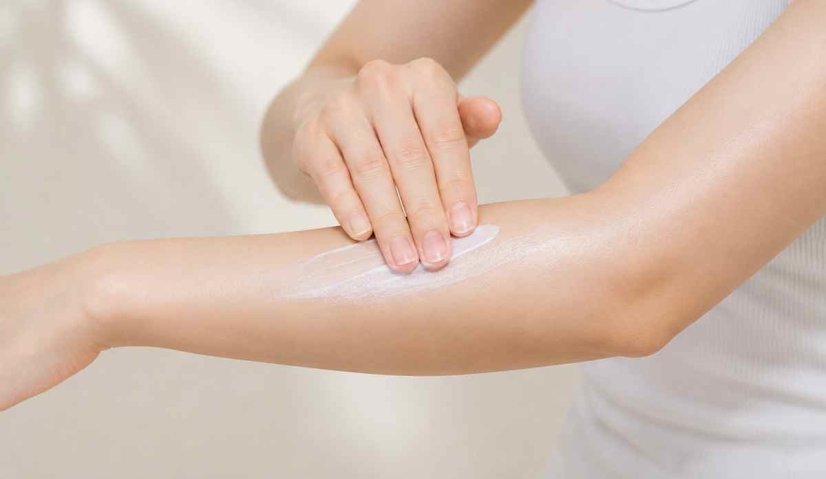팔에 선크림을 바르고 있는 모습. AI 생성 이미지