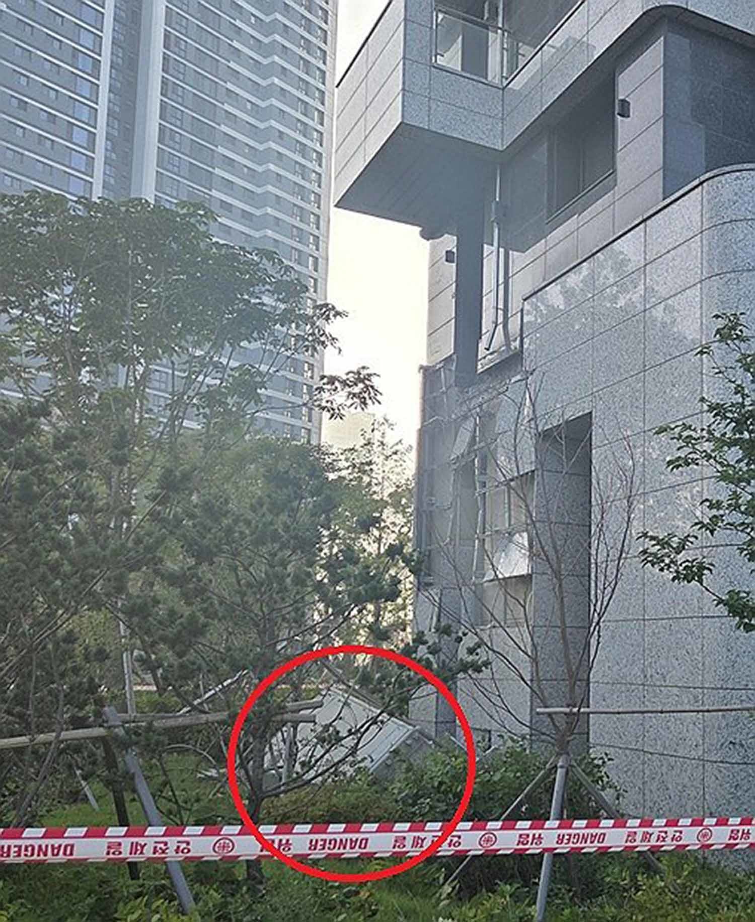 준공 2년 차인 인천 송도국제도시의 신축 아파트에서 외벽 테라스가 떨어지는 사고가 발생했다. 7일 인천시 연수구 송도국제도시 모 아파트 관리사무실 등에 따르면 이날 오전 6시 2분께 해당 아파트 1개 동의 2층 외벽 테라스 구조물이 지상으로 떨어졌다. / 연합뉴스 (독자 제공)
