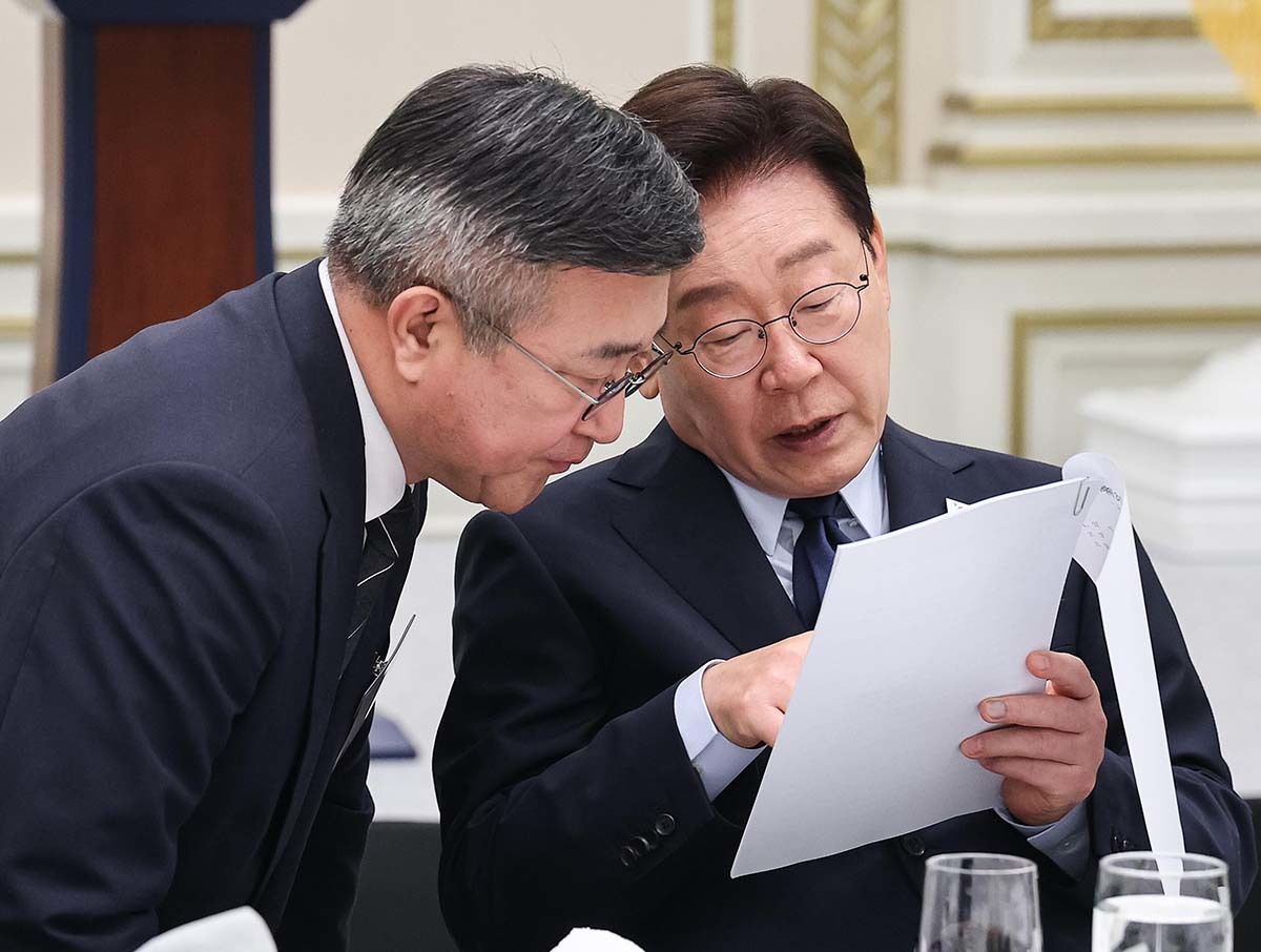 이 대통령, 이례적일 정도로 강하게 질타 “왜 그렇게 한 것이냐”