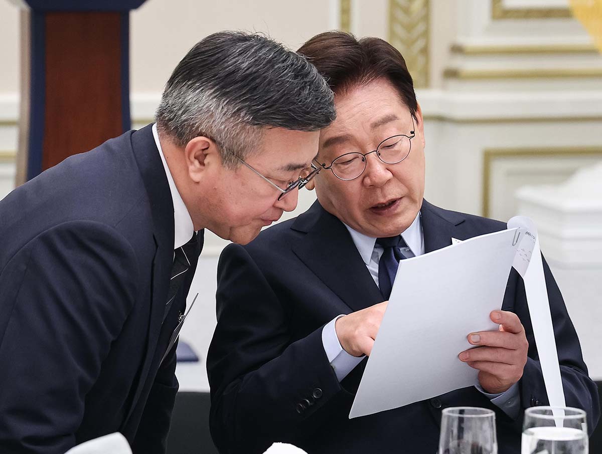 이재명 대통령과 윤호중 행정안전부 장관이 7일 청와대 영빈관에서 열린 진실화해위 3기 출범 계기 국가폭력 피해자 위로 오찬에서 대화를 하고 있다. / 뉴스1 (청와대통신사진기자단)