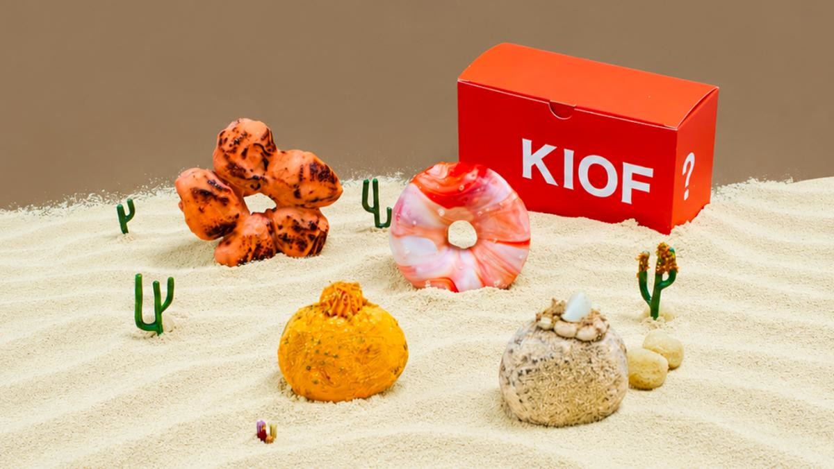 아임도넛 × KISS OF LIFE 컬래버 도넛 ‘썬번 피넛버터 도넛’, ‘선셋 황치즈 도넛’, ‘히트웨이브 레몬 도넛’, ‘샌드 인절미 도넛’ 4종. 재료의 색감과 질감을 살려 각기 다른 인상으로 구성했다. / 에잇그라운드 제공