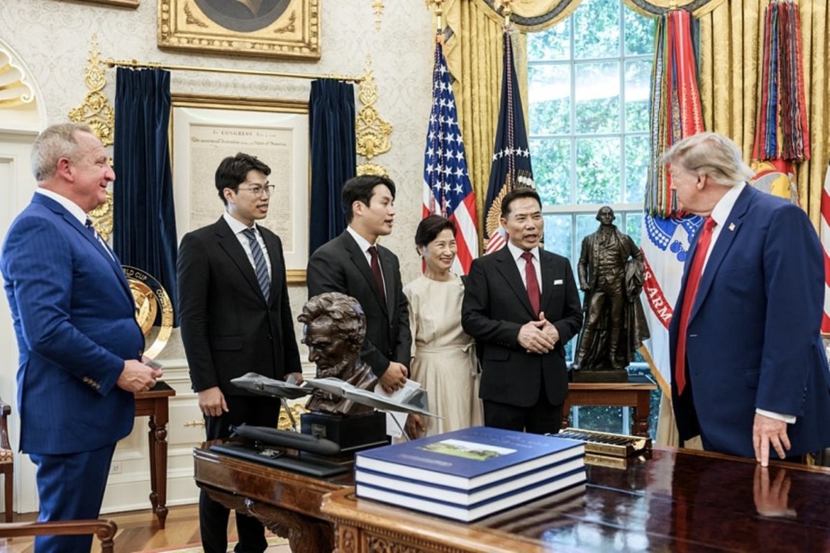 백악관에서 트럼프 미국 대통령을 접견한 손현보 목사와 일행 모습. 손현보 부산 세계로교회 목사가 도널드 트럼프 미국 대통령을 접견했다. 세계로교회에 따르면 손 목사는 지난 7일(현지 시각) 가족들과 함께 미국 백악관에서 트럼프 대통령을 만나 환담을 했으며 백악관 신앙사무국도 방문했다. 다만 당시 구체적으로 어떤 이야기가 오갔는지는 공개되지 않았다.     손 목사는 개신교계 단체인 '세이브코리아'를 이끌며 윤석열 전 대통령 탄핵 반대 집회를 주도해왔다.     / 세계로교회 제공