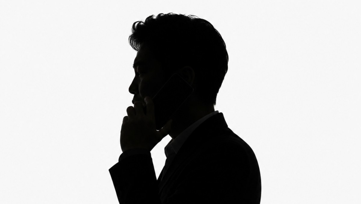 전화로 112에 신고하는 모습. 기사 이해를 돕기 위해 AI툴로 생성한 자료사진.