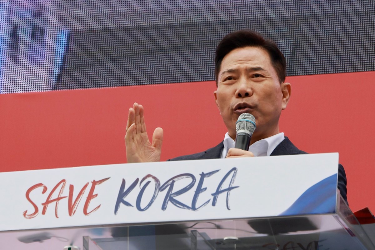 손현보 부산 세계로교회 목사 자료 사진. 손현보 부산 세계로교회 목사가 도널드 트럼프 미국 대통령을 접견했다. 세계로교회에 따르면 손 목사는 지난 7일(현지 시각) 가족들과 함께 미국 백악관에서 트럼프 대통령을 만나 환담을 했으며 백악관 신앙사무국도 방문했다. 다만 당시 구체적으로 어떤 이야기가 오갔는지는 공개되지 않았다.     손 목사는 개신교계 단체인 '세이브코리아'를 이끌며 윤석열 전 대통령 탄핵 반대 집회를 주도해왔다.    / 연합뉴스