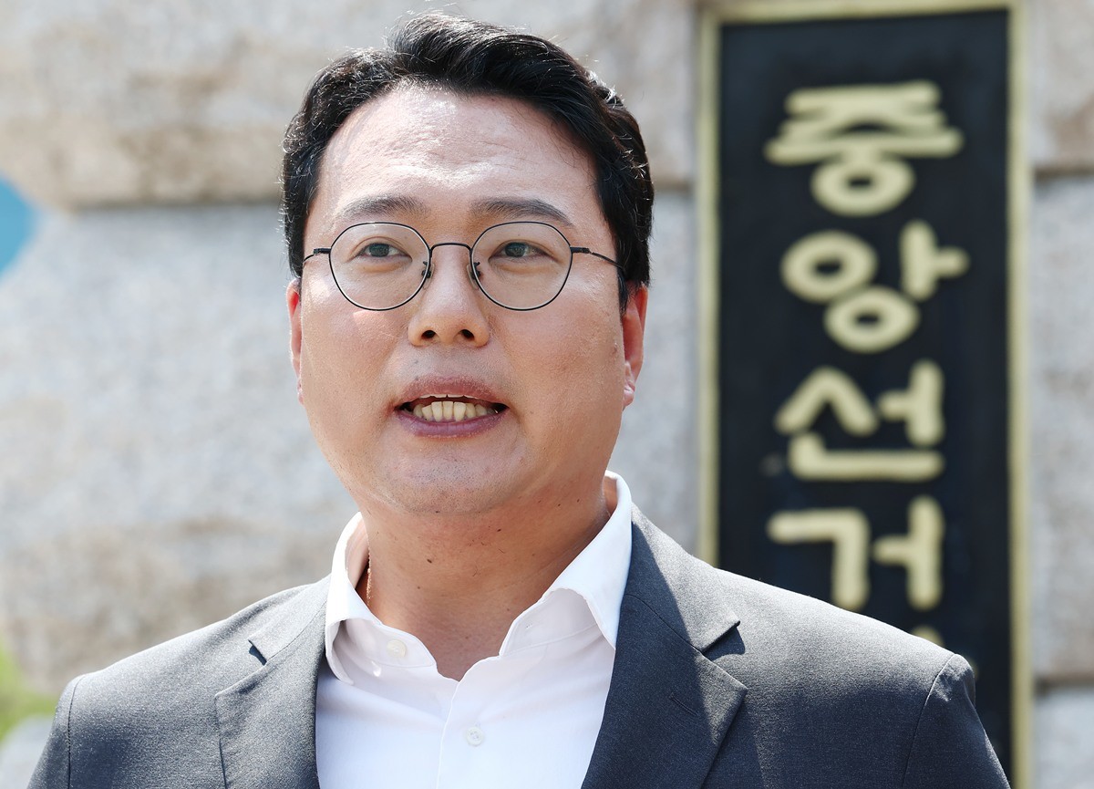 천하람 개혁신당 의원 자료 사진. 천하람 의원이 오는 12일부터 2박 3일 일정으로 충남 논산 육군 27신병교육연대(논산훈련소)에 입소한다. 지난 7일 천하람 의원실에 따르면 국회 국방위원회 소속인 천 의원은 입소 첫날 전투복과 장구류, 보급품을 지급받고 논산훈련소 훈련병들과 같은 조건에서 생활할 예정인 것으로 전해졌다. 이튿날 오전에는 종합 각개전투를, 밤에는 20㎞ 야간행군을 소화하고 불침번도 설 예정이다. 이는 신병교육 4~5주 차에 진행되는 과정이다. 해당 일정은 천하람 의원 측이 군 당국에 먼저 제안해 성사된 것으로 전해졌다. 천 의원은 논산훈련소에 입소해 직접 훈련병들과 숙식하며 20대 청년들의 애로사항을 청취할 계획이다. / 뉴스1