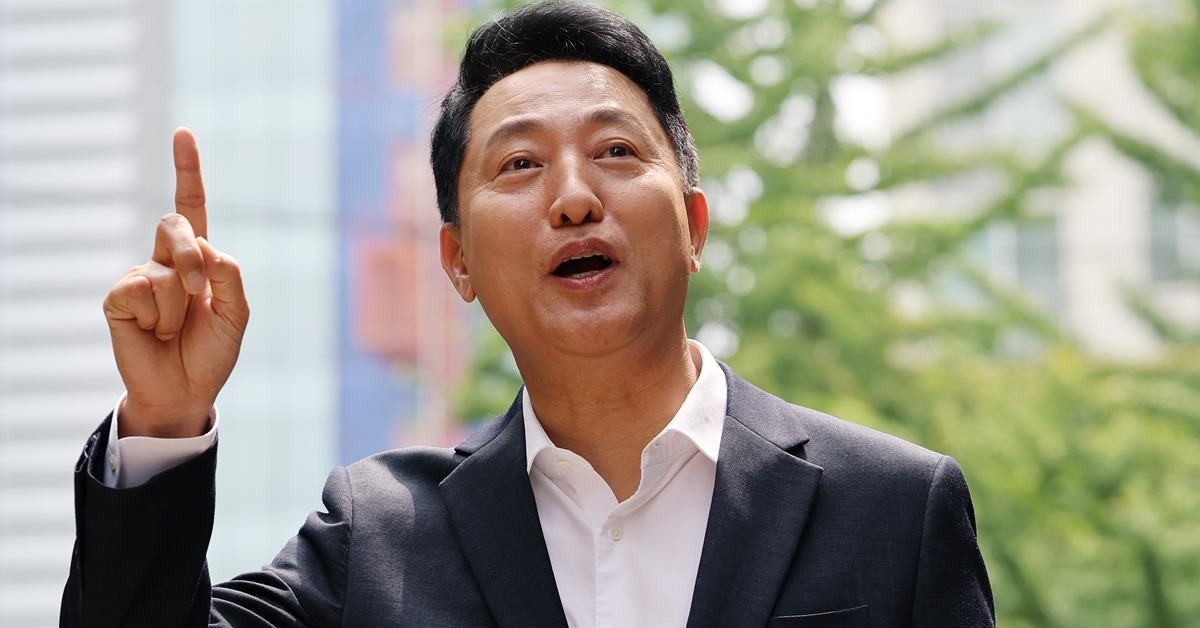 사진은 오세훈 서울시장이 16일 준공업지역 공동주택 용적률 완화가 적용된 서울 영등포구 양평 신동아아파트 재건축단지를 방문해 사업 추진 상황을 점검하고 있는 모습. / 뉴스1