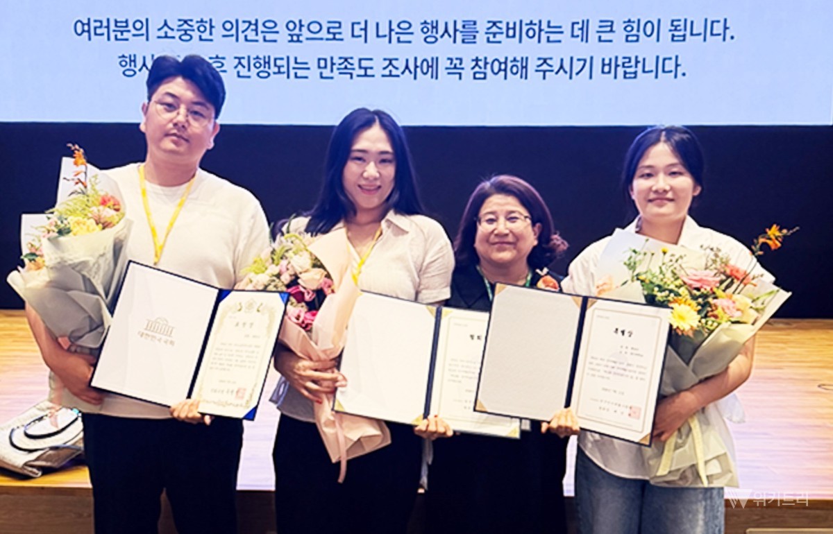 동신대학교 언어치료학과는 최근 사단법인 한국언어재활사협회가 개최한 ‘제12회 언어치료인의 날’ 기념행사에서 채덕기 박사과정생이 국회의원상, 류승지 석사과정생이 한국언어재활사협회장상, 백경민 학부 4학년생이 특별상을 각각 수상했다. / 동신대