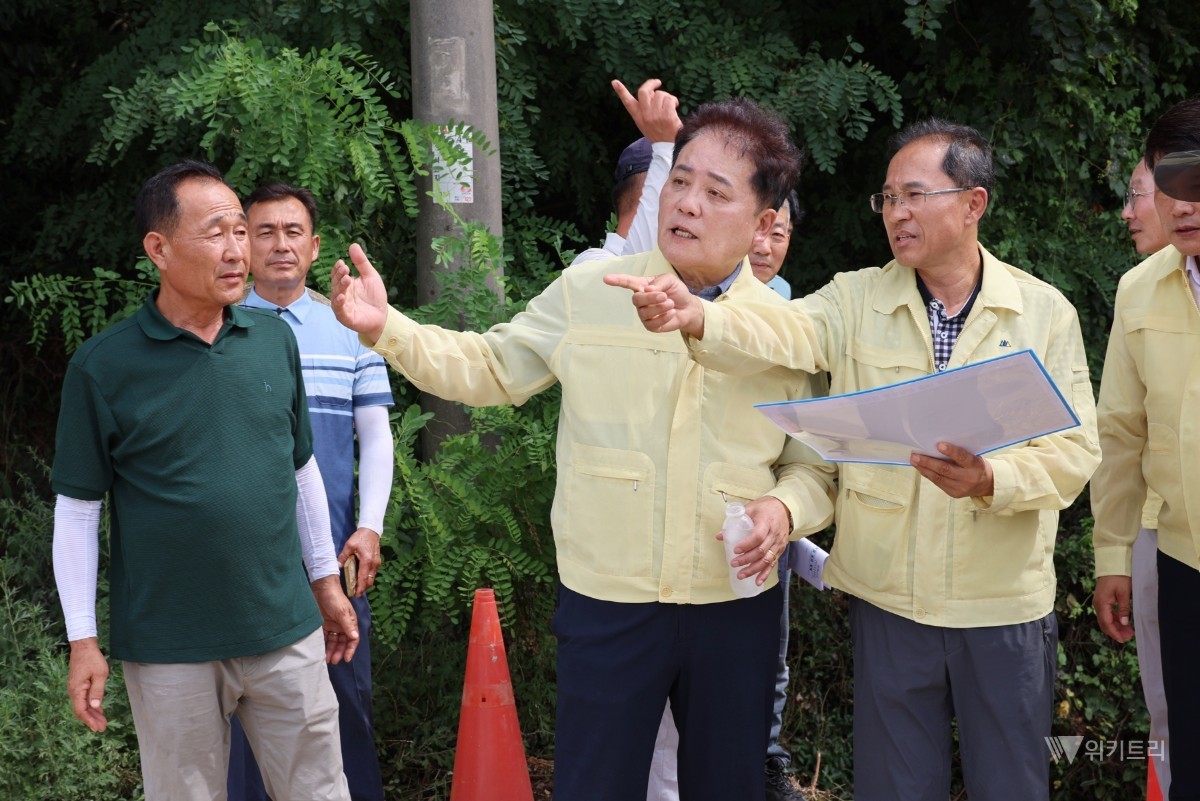 사순문 장흥군수는 주말인 8일에도 가뭄과 고온에 취약한 지역을 직접 찾아 농업용수 확보 상황과 농작물 피해 여부, 수산분야 고수온 대응 실태 등을 점검하고 관계 공무원들에게 선제적이고 신속한 대응을 주문했다. / 장흥군