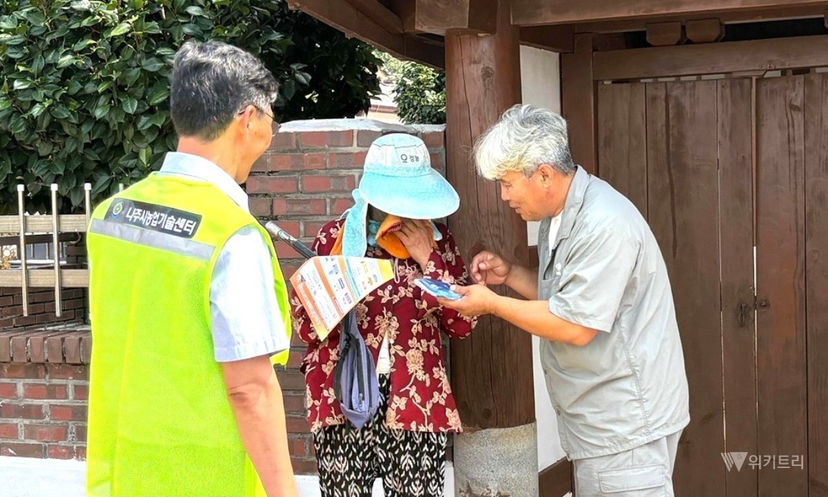 나주시농업기술센터는 여름철 야외 농작업에 따른 온열질환 발생을 예방하기 위해 ‘농업인 온열질환 예방사업’을 중심으로 현장 밀착형 예방 활동을 강화하고 있다. / 나주시