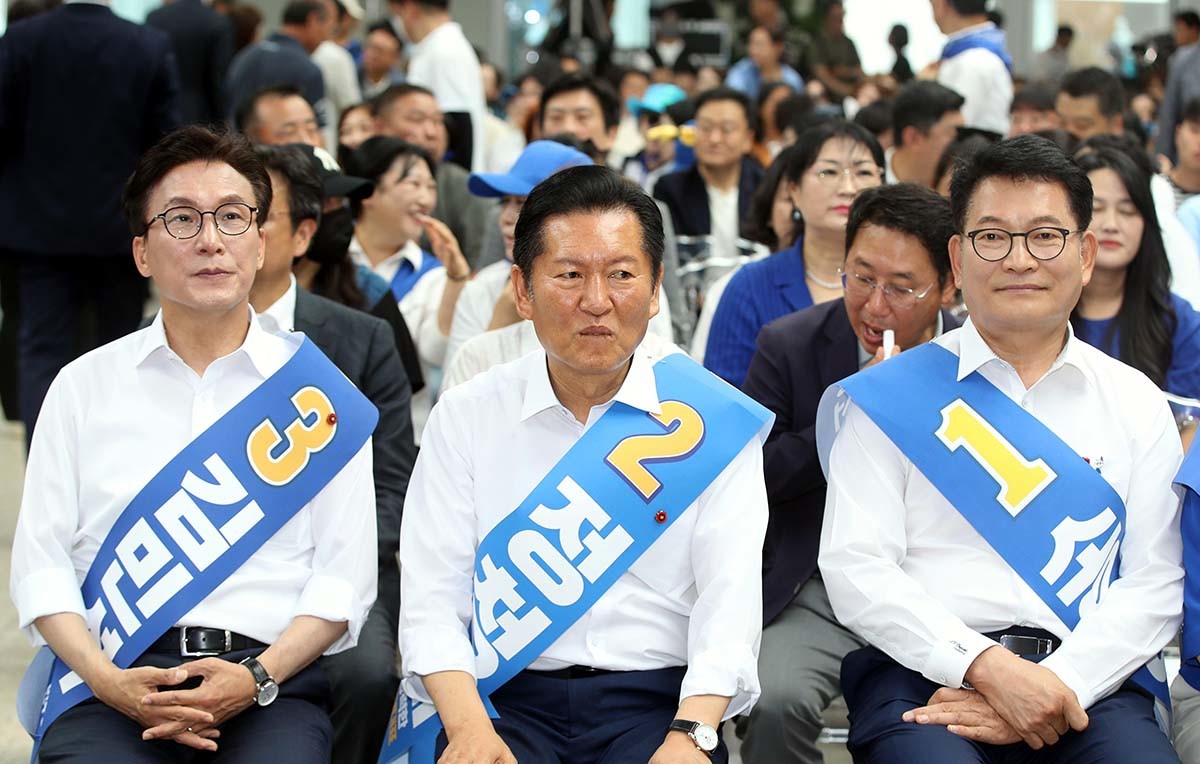 8일 제주시 헤리티크 제주에서 열린 더불어민주당 제3차 정기전국당원대회 당대표·최고위원 후보자 제주 합동연설회에서 당대표 후보들이 나란히 앉아 있다. 왼쪽부터 김민석, 정청래. 송영길 후보. / 뉴스1