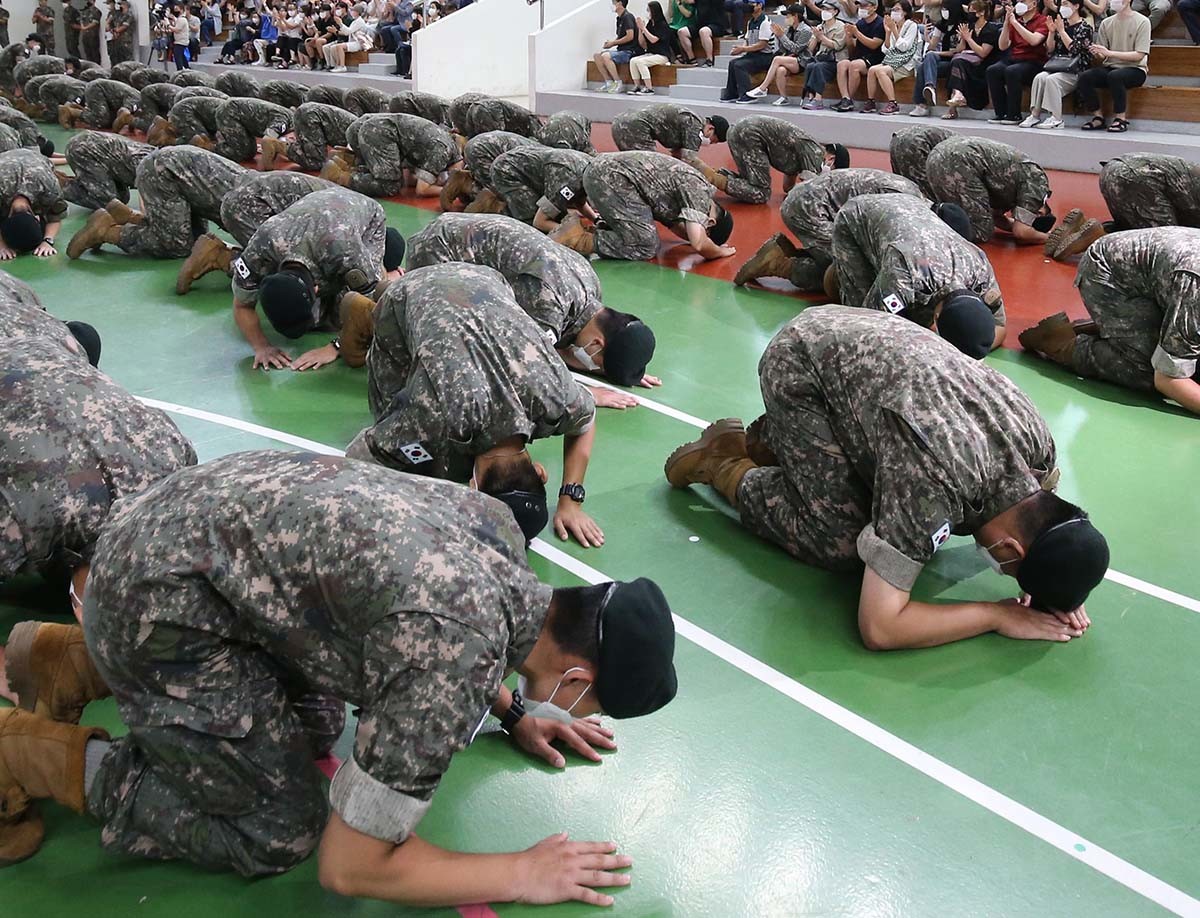 훈련소 수료식에서 부모에게 큰절을 하는 장병들. / 뉴스1 자료사진