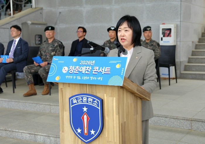 홍소영 병무청장이 11일 충남 논산 육군훈련에서 열린 입영문화제 '청춘예찬 콘서트'에서 입영하는 청년들에게 새로운 출발을 응원하는 메시지를 낭독하고 있다. (병무청 제공. 재판매 및 DB 금지) 2026.5.11/뉴스1