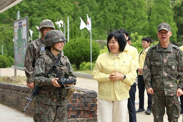 홍소영 병무청장이 28일 광주 광산구 삼도동원훈련장을 방문해 인도인접 현장을 둘러보며 부대 관계자와 이야기를 나누고 있다. (병무청 제공. 재판매 및 DB 금지) 2026.4.28/뉴스1 (서울=뉴스1)|||